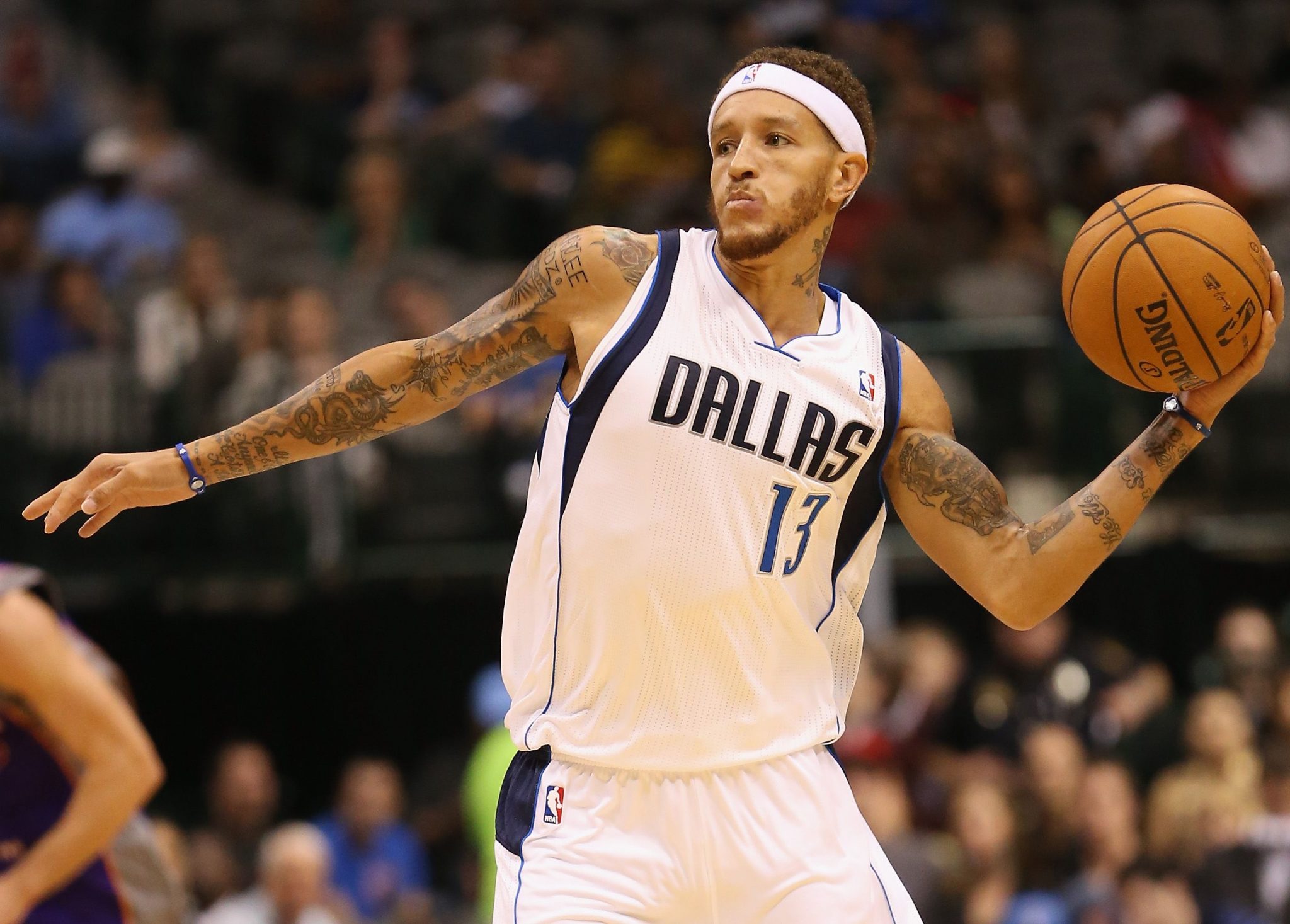 Mavericks owner Mark Cuban picks up Delonte West at gas station, offers to pay for rehab
