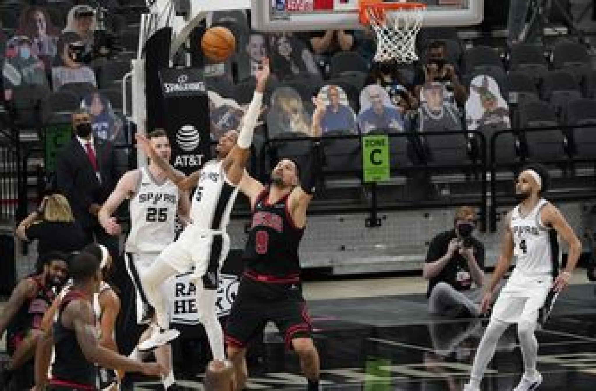 Poeltl, DeRozan lead Spurs past Bulls in Vucevic’s debut