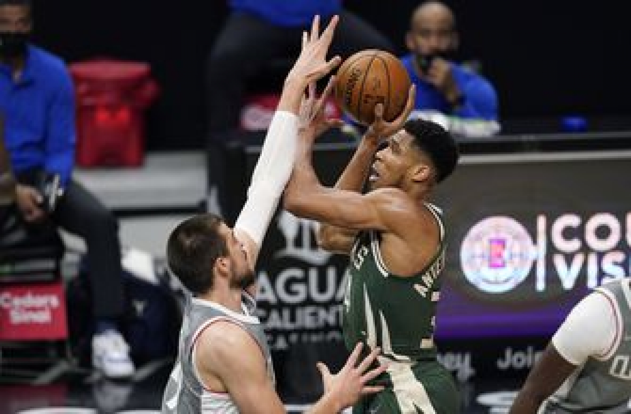 Clippers light it up from deep, topple Bucks 129-105