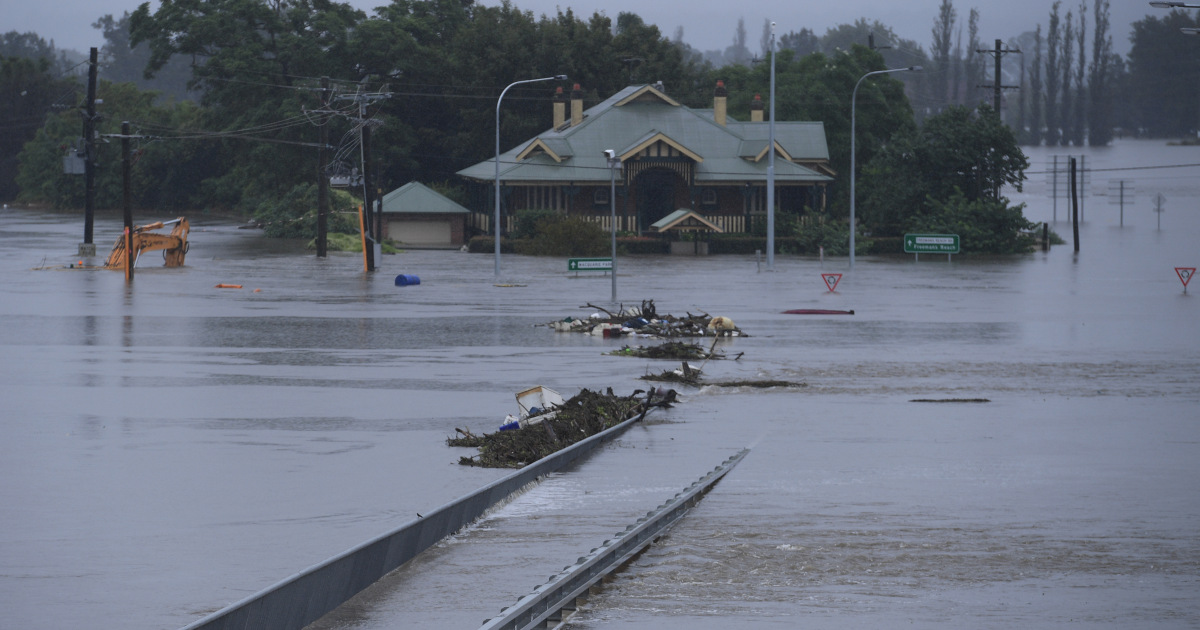 Thousands more evacuate as Sydney faces deluge