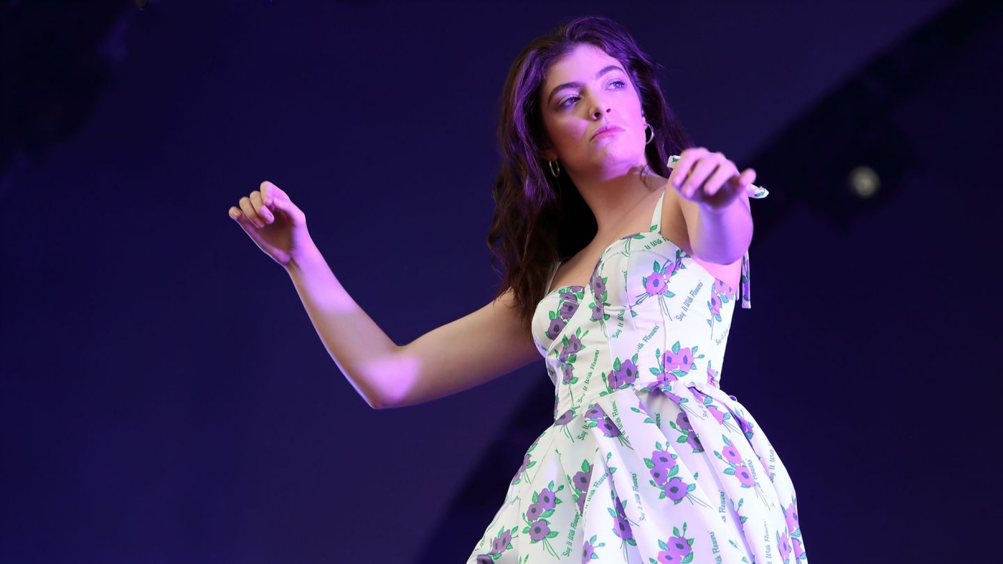 Lorde Covers Bruce Springsteen, Sips Whiskey From A Piano Bench In New Zealand