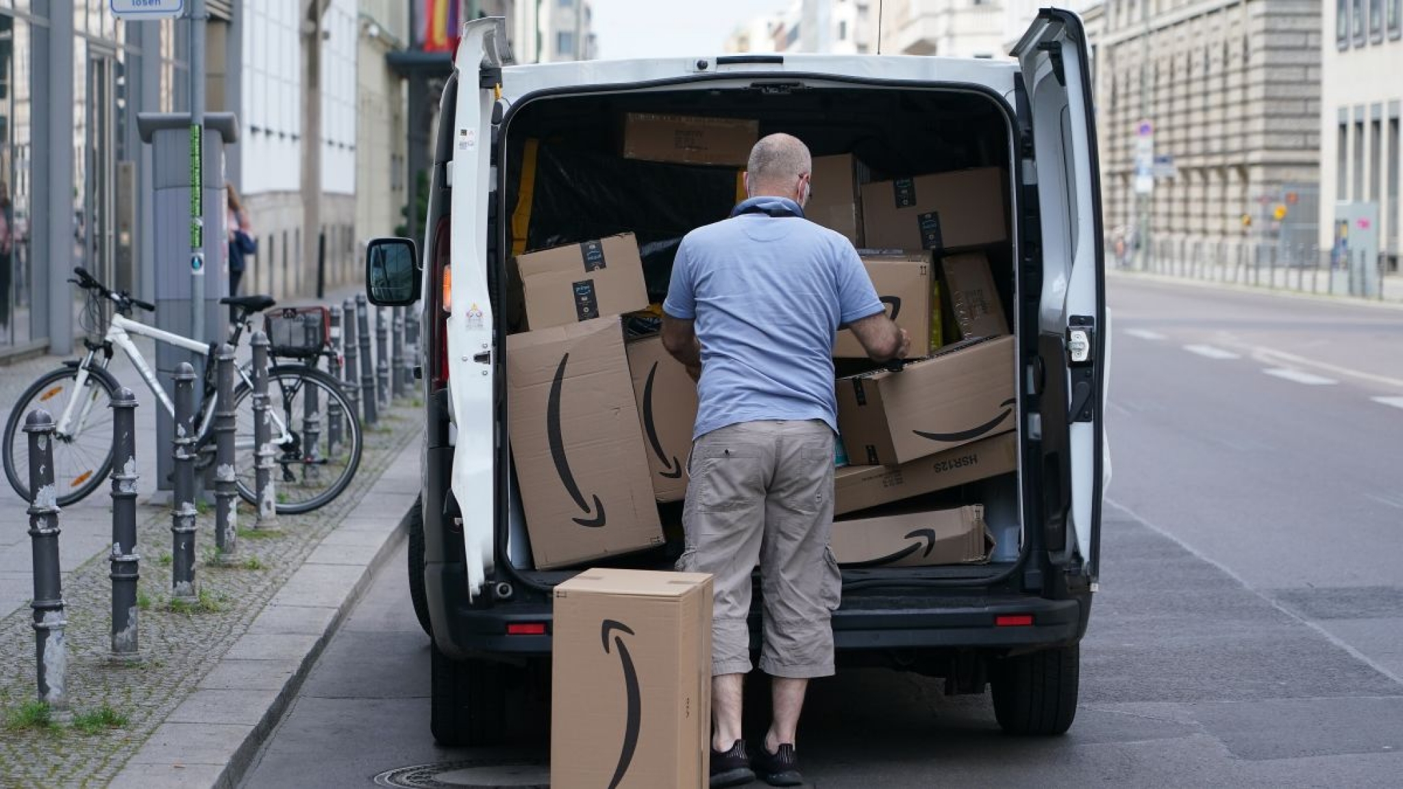Amazon Mumbles ‘Sorry’ for Denying Its Workers Pee in Bottles, Says Uber and UPS Drivers Do It, Too