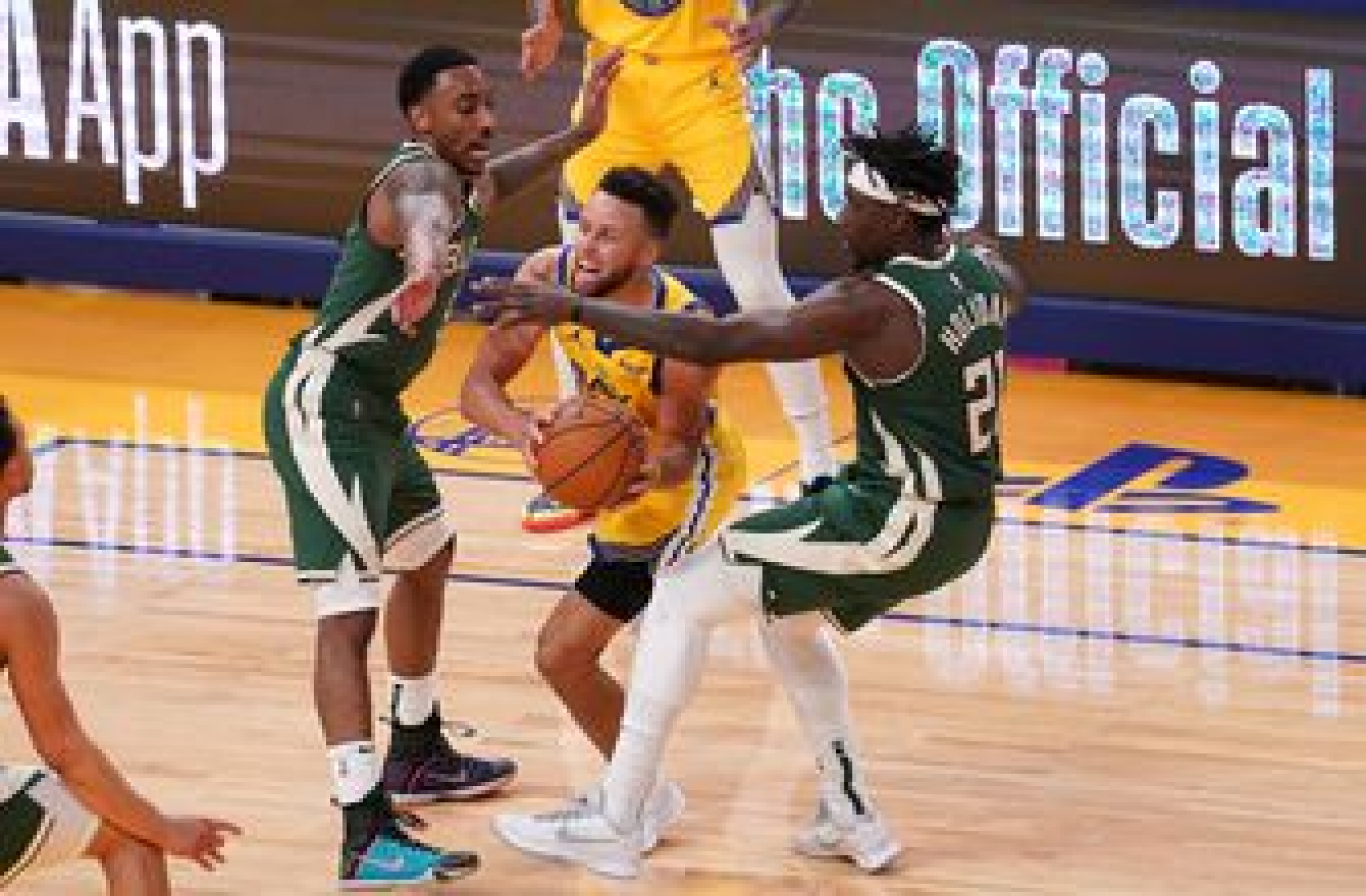 Curry outshines Bucks’ Middleton, Holiday in 122-121 loss