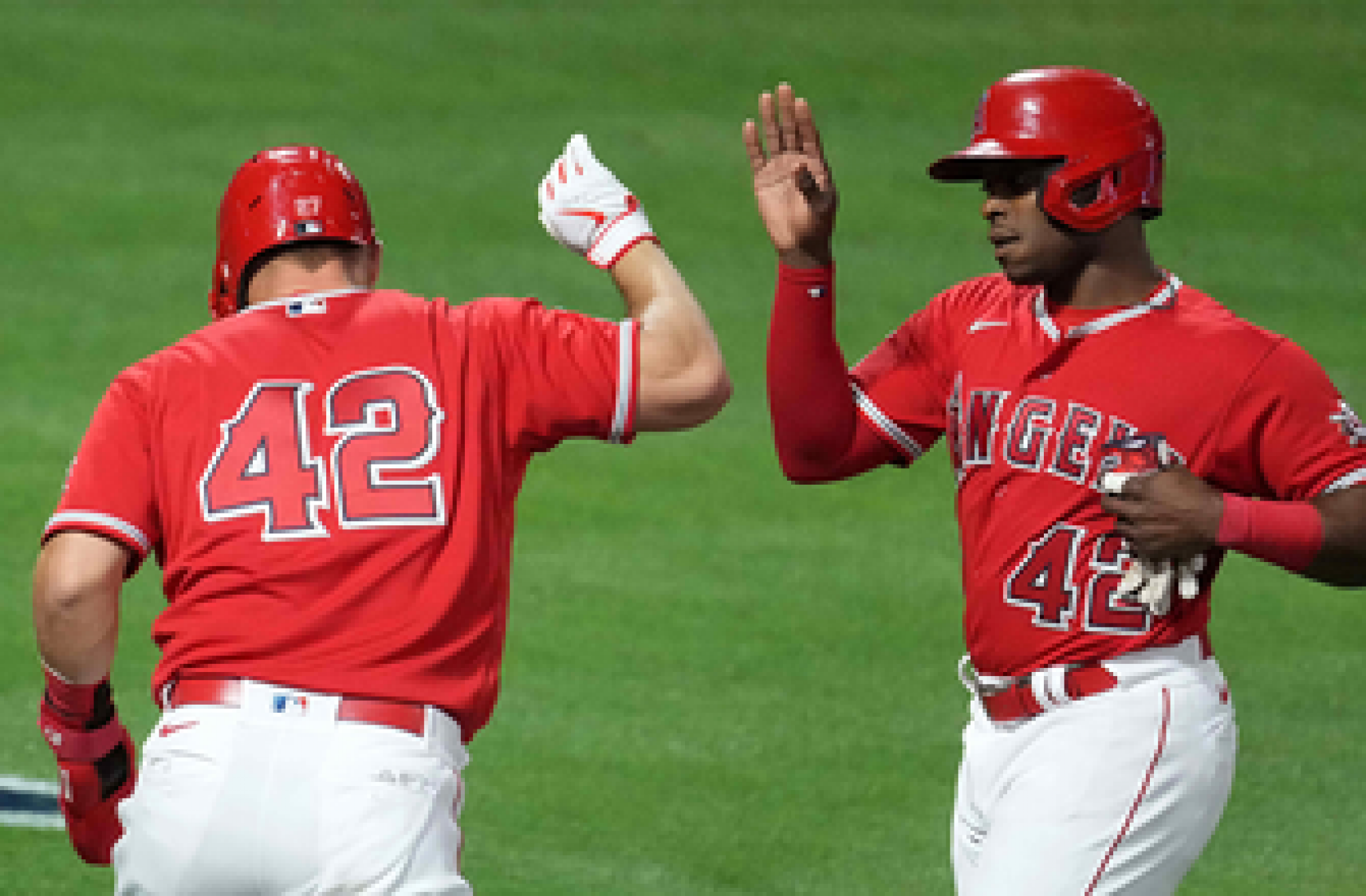 Mike Trout and Justin Upton lead the hit parade in Angels’ 10-3 victory over Twins