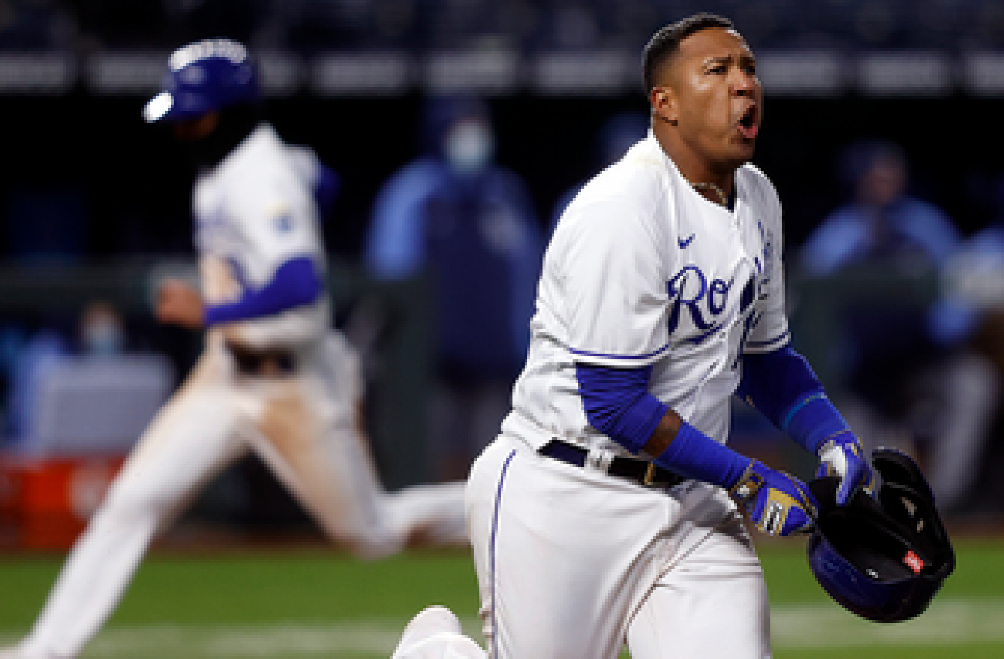 Salvador Perez helps Royals come from behind to walk off vs. Rays, 9-8