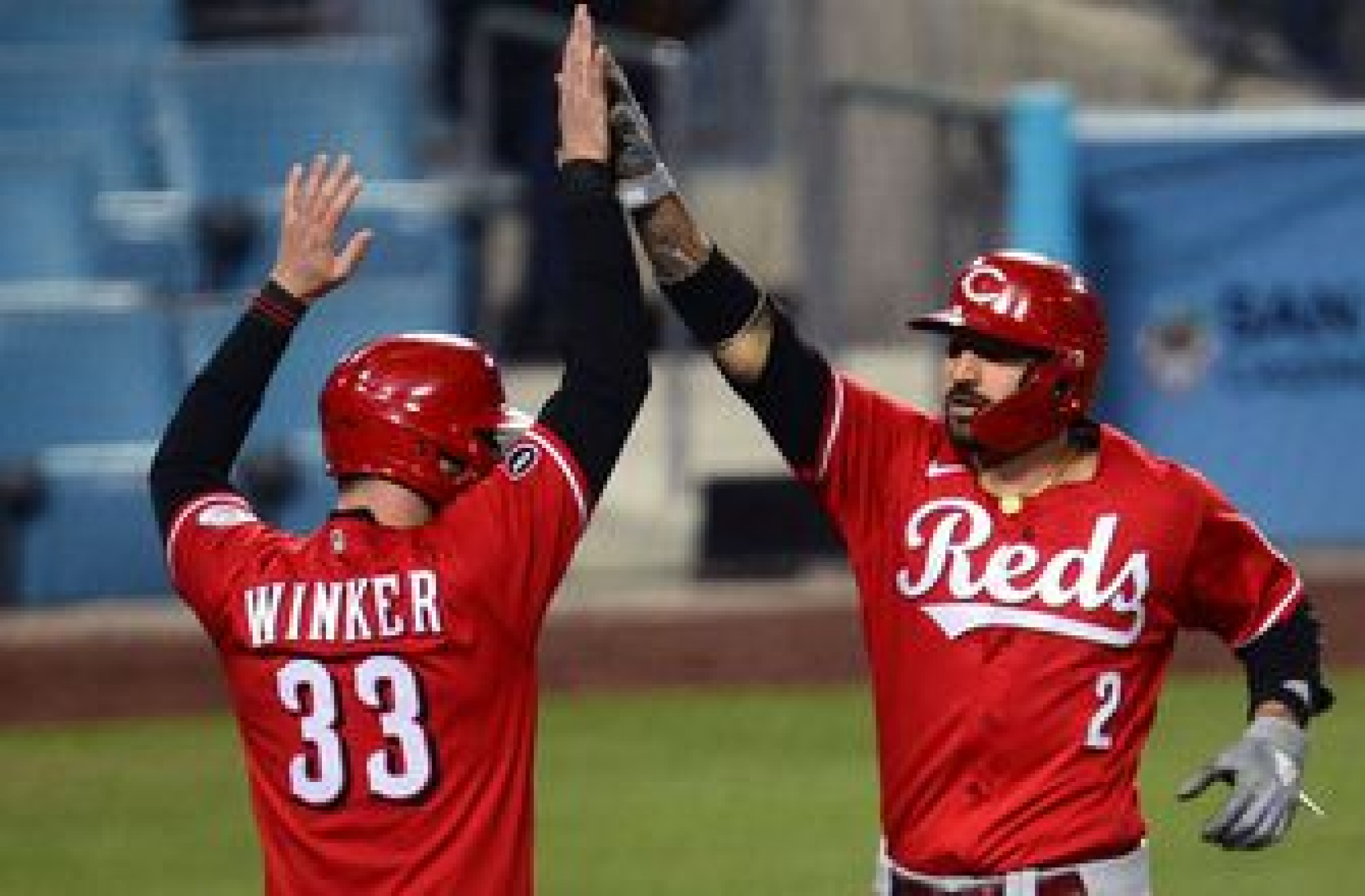 Jesse Winker goes 3-for-5 with two RBI and a homer as Reds edge Dodgers, 6-5