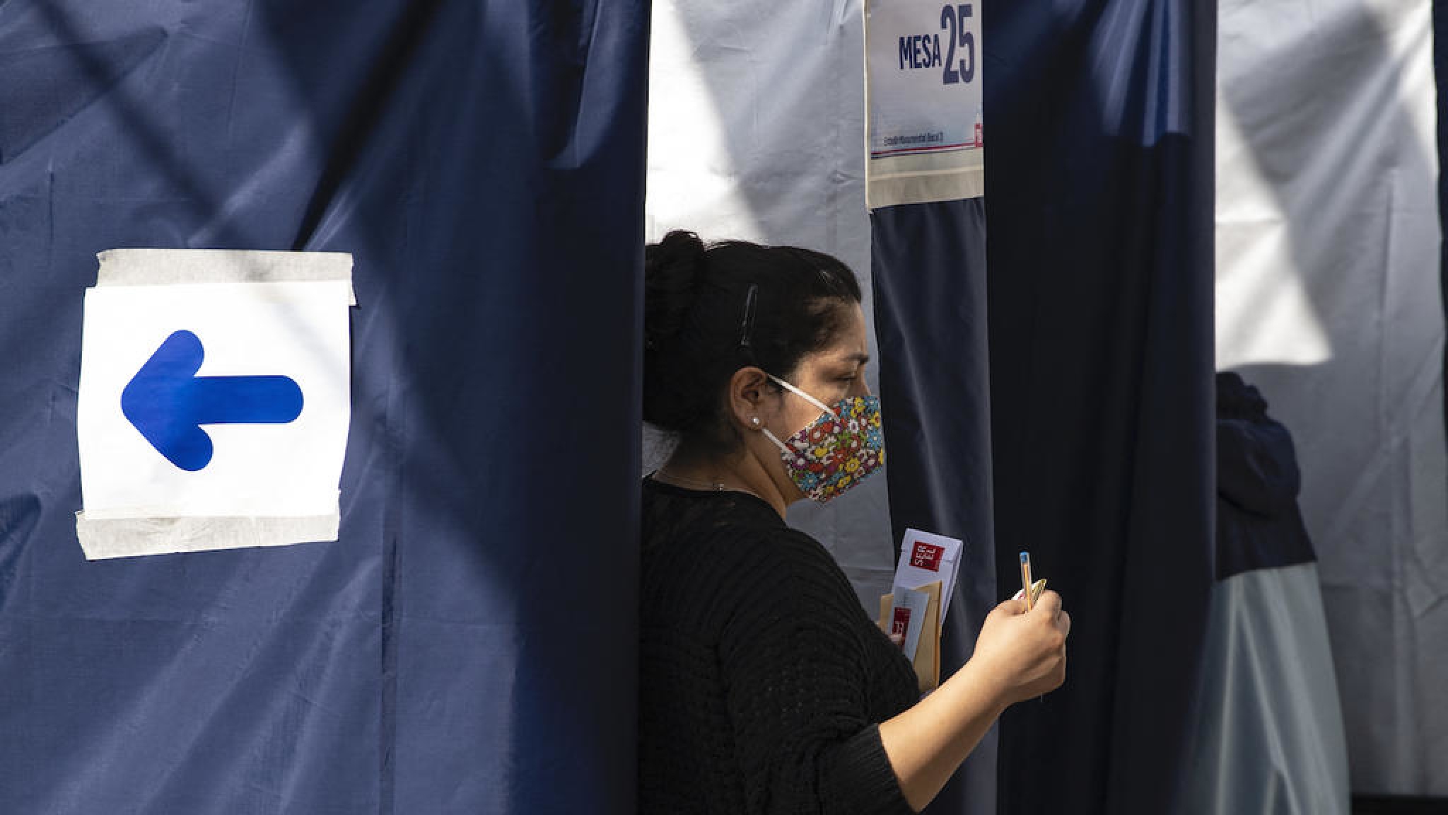 Independents, leftists lead partial tally in Chilean vote to rewrite constitution