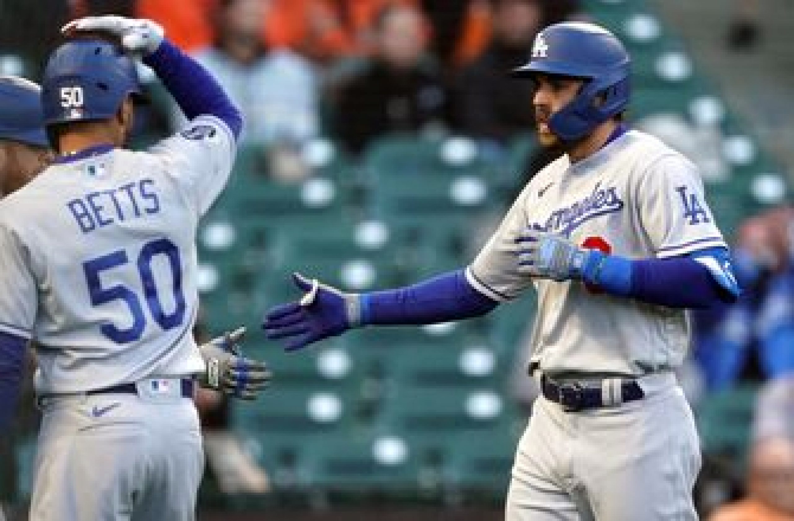 Chris Taylor’s home run lifts Dodgers past first-place Giants, 2-1