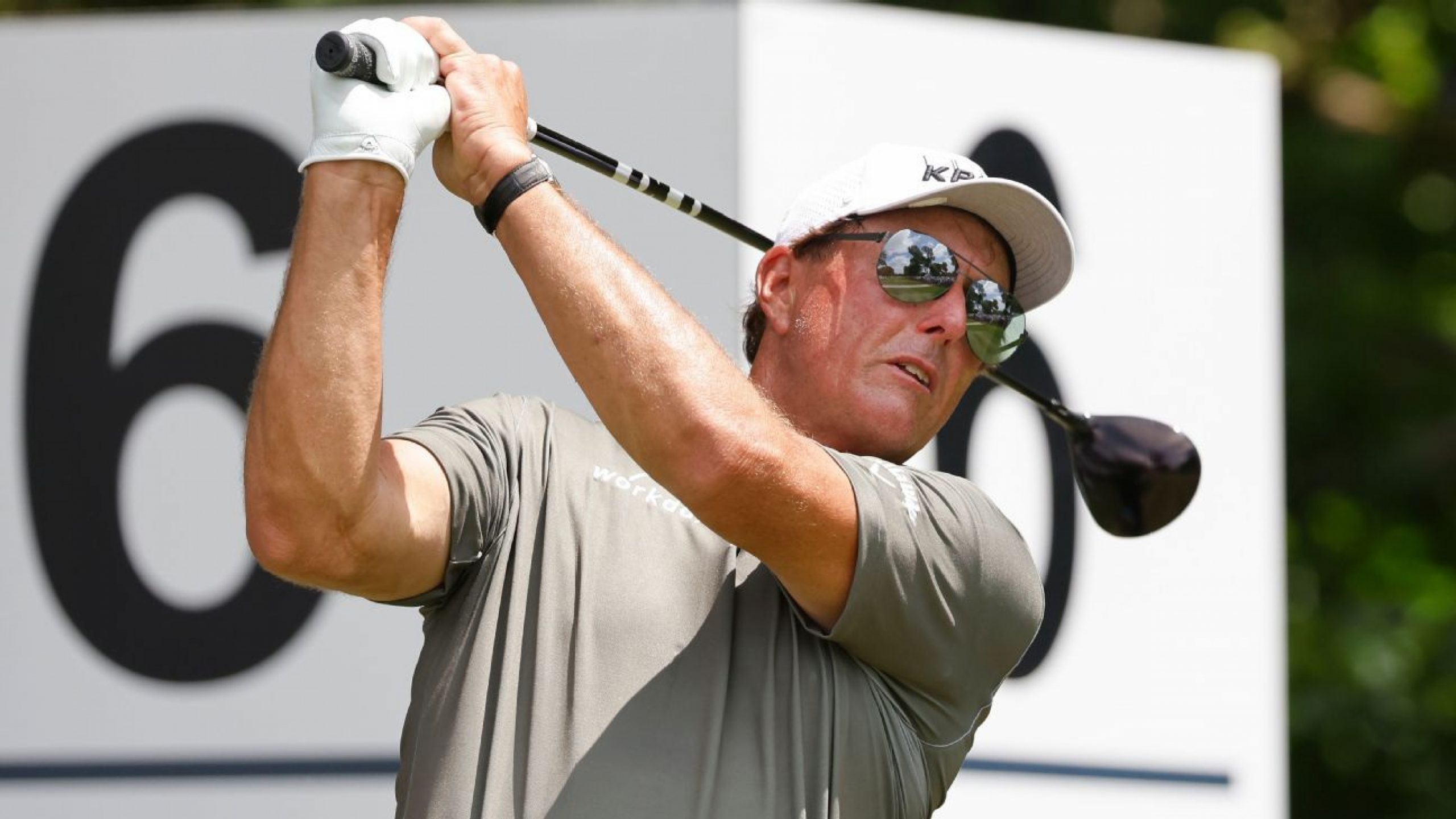 Mickelson shuts out noise in prep for U.S. Open