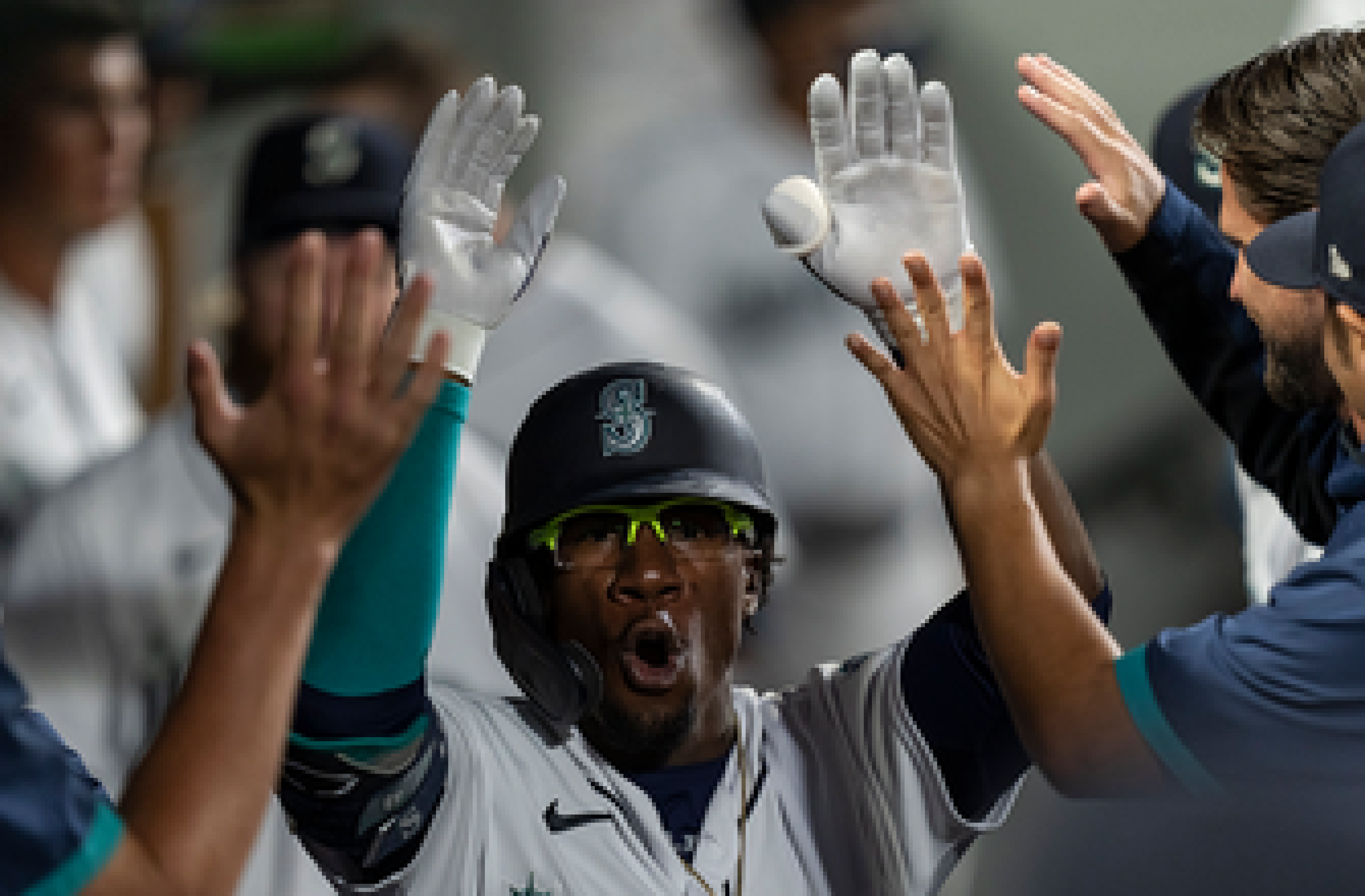 Shed Long Jr. clubs go-ahead homer in eighth inning to give Mariners 2-1 win over Rockies