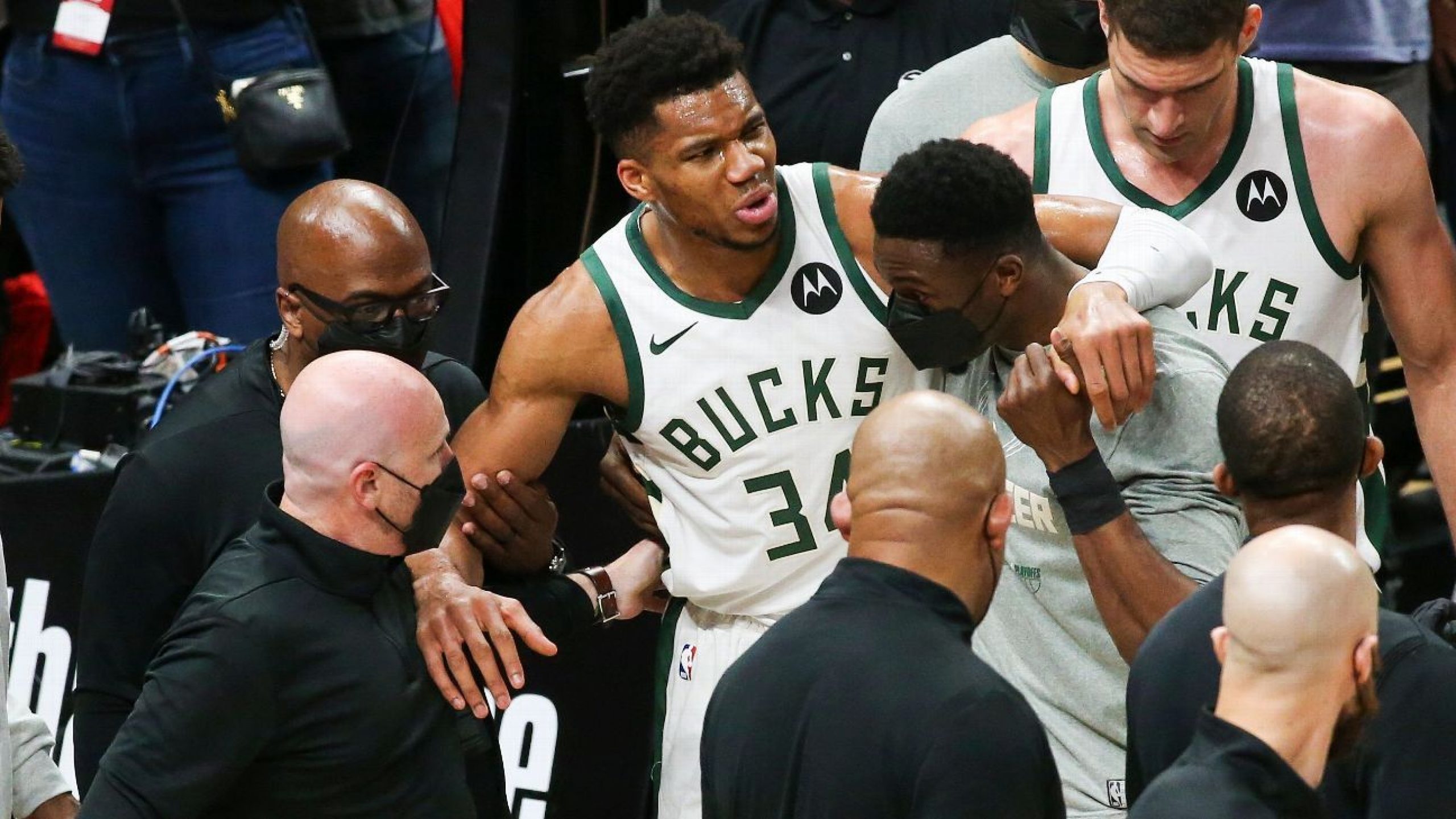 Giannis exits Bucks’ loss with hyperextended knee