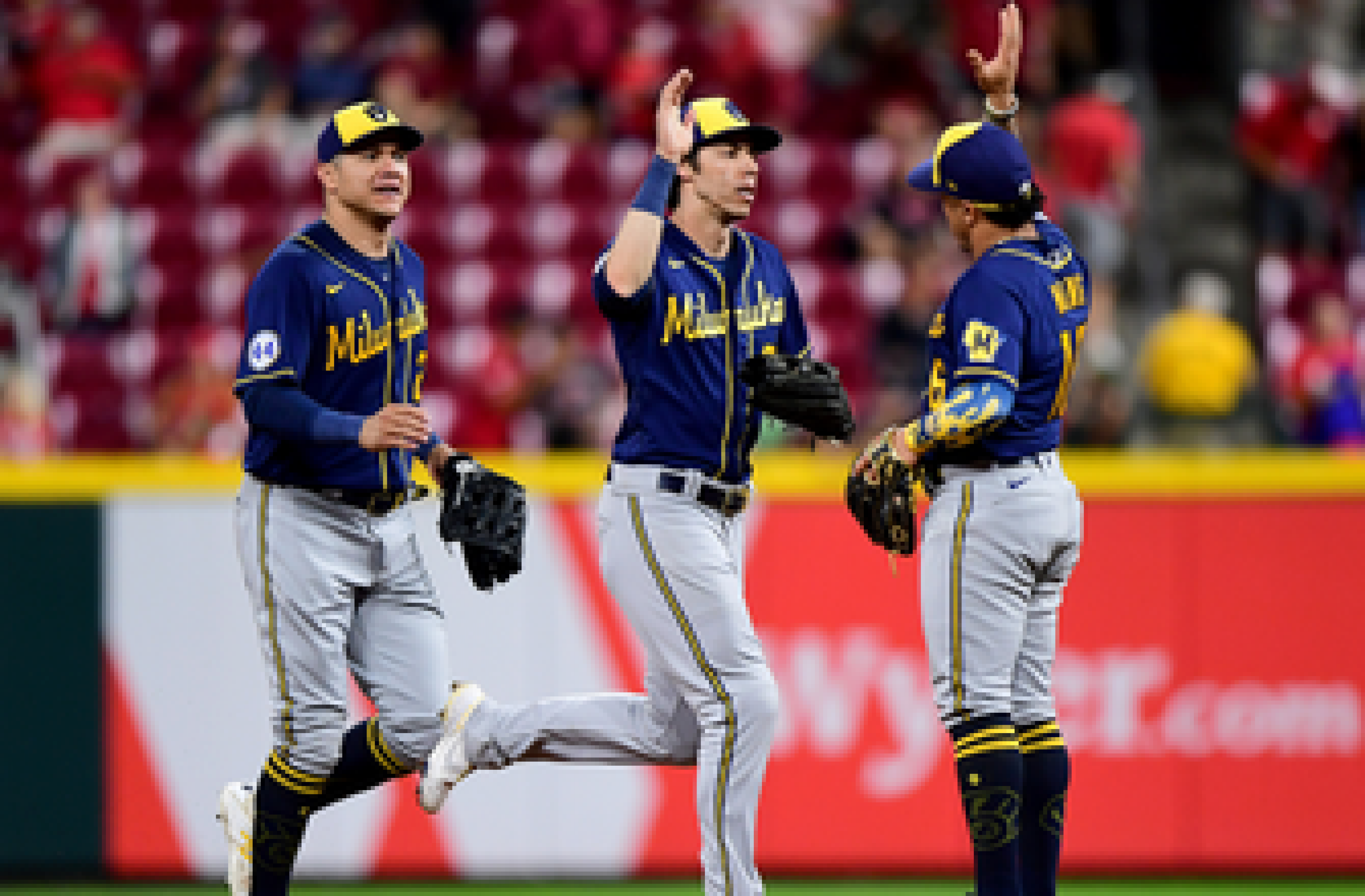 Brewers break away late in 11th inning, edge past Reds 7-4
