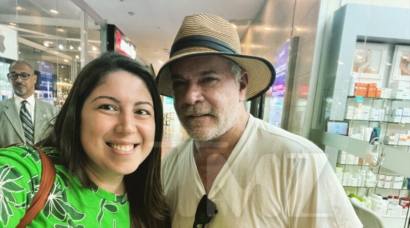 Ray Liotta’s Selfie With Fan Days Before Death, Looked Healthy & Vibrant