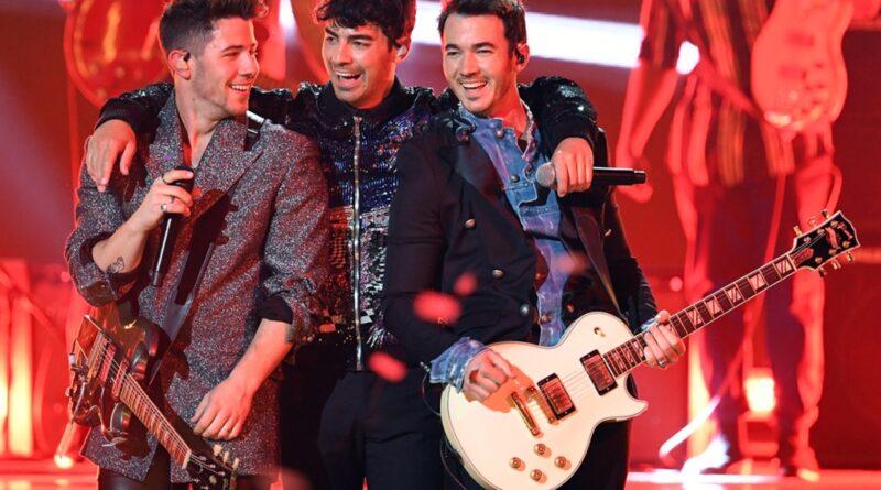Texting With the Jonas Brothers: Band Launches New Smartphone-Based Fan Club