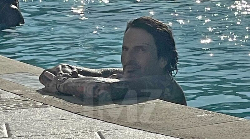Tommy Lee Relaxing Poolside with Broken Ribs On Mötley Crüe Tour