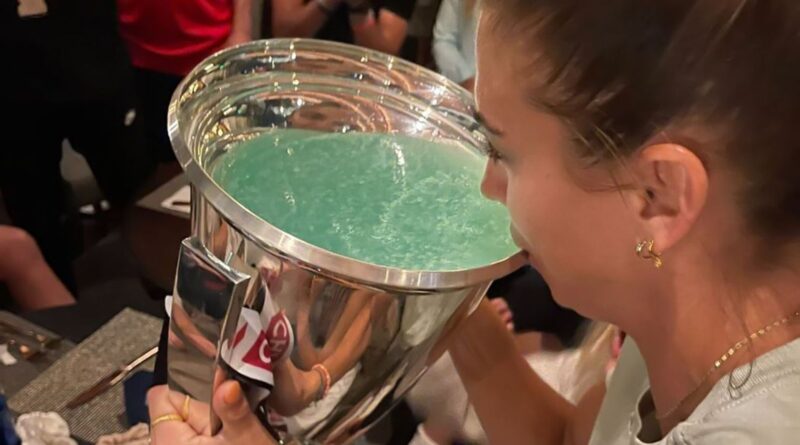 USWNT’s Morgan fits ’20 margaritas’ in CONCACAF W Championship trophy