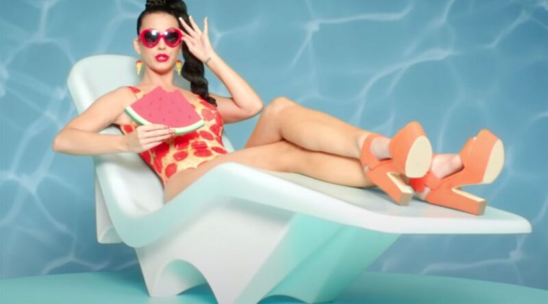Katy Perry Throwing Slices of Pizza at a Club Crowd Is the New Caking
