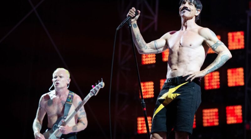 Red Hot Chili Peppers Welcome Family, Dish the Hits at ‘Emotional’ Detroit Concert