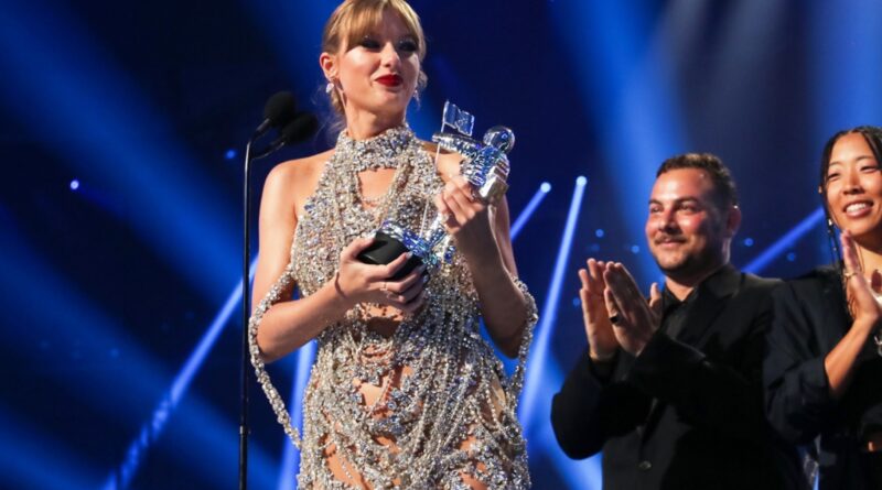 Taylor Swift Is First Artist to Achieve This VMAs Feat, Plus Other 2022 Record Setters