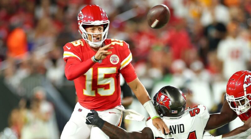 No he didn’t: Mahomes dazzles with spinning flip pass to Edwards-Helaire for a TD