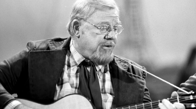 Here Are the Lyrics to Burl Ives’ ‘A Holly Jolly Christmas’