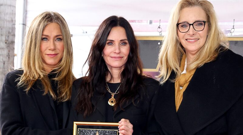 Courteney Cox Gets ‘Friends’ Reunion with Aniston and Kudrow at Walk of Fame