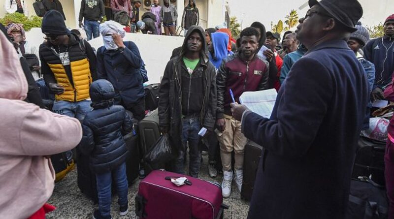 Malian migrants prepare to flee Tunisia after president’s crackdown
