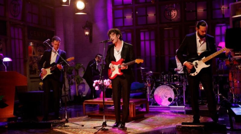 The 1975 Perform ‘I’m in Love With You’ & ‘Oh Caroline’ on ‘Saturday Night Live’: Watch