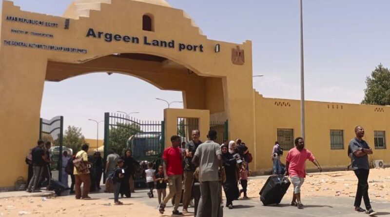Thousands of Sudanese families cross into Egypt to flee fighting