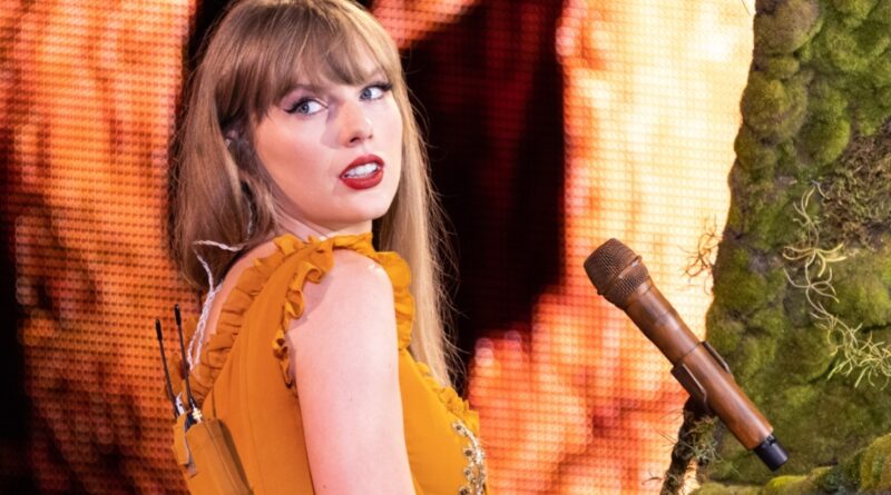 Taylor Swift Performs ‘Coney Island’ Live for the First Time — Without The National