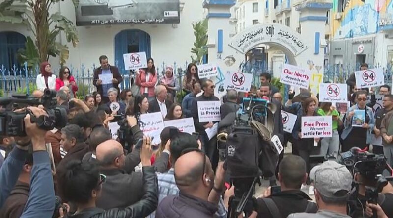 Tunisian journalists protest anti-terror laws