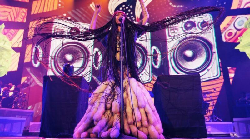 Erykah Badu Gives Master Class in Neo-Soul & Hip-Hop at Los Angeles Concert