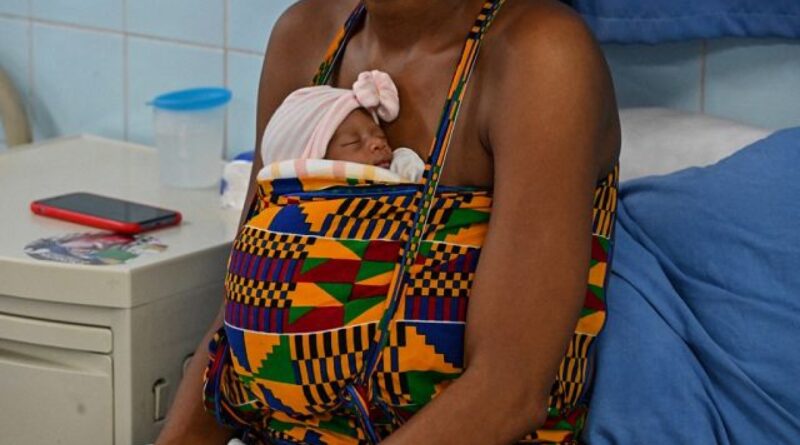 Côte d’Ivoire: A hospital saves premature babies with the “Kangaroo method”