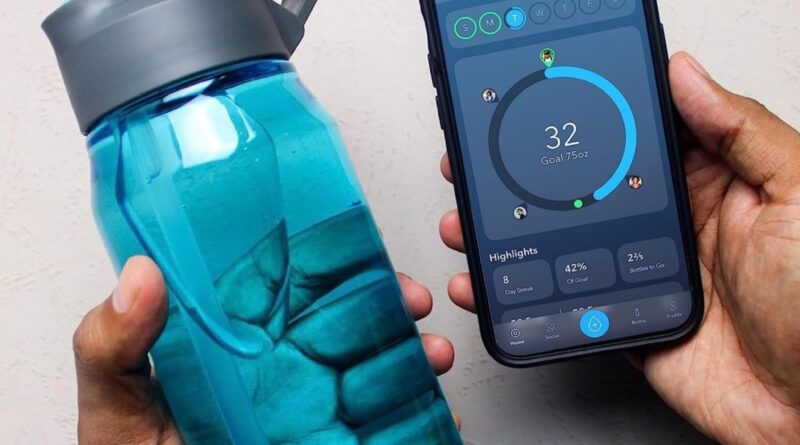 This $30 Smart Water Bottle Lights Up When It’s Time For You to Take a Drink