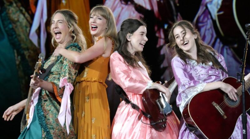 Haim Joins Taylor Swift on Stage Dressed Up as ‘Bejeweled’ Stepsisters for ‘No Body, No Crime’