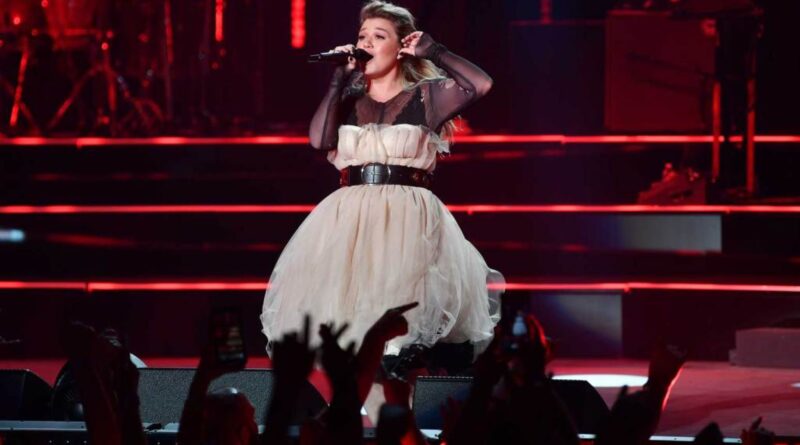 Kelly Clarkson Duets With Daughter, Dances With Son at Las Vegas Residency Show
