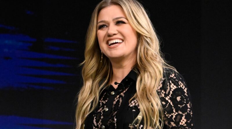 Kelly Clarkson Clarifies She Didn’t ‘Bash’ Taylor Swift & Travis Kelce’s Romance