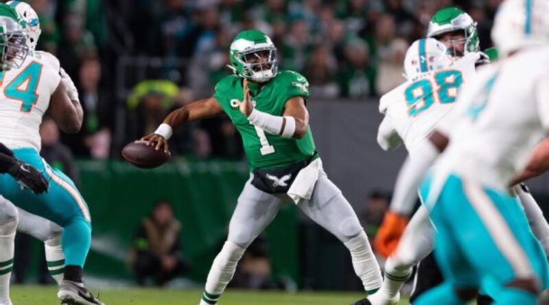 Jalen Hurts’ two TDs have Eagles leading Dolphins