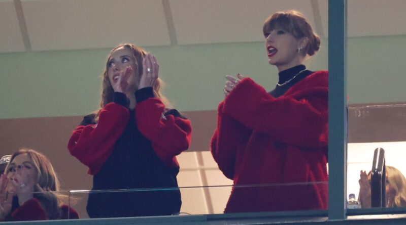 Taylor Swift Cheers for Travis Kelce at Chiefs-Packers Game in Green Bay