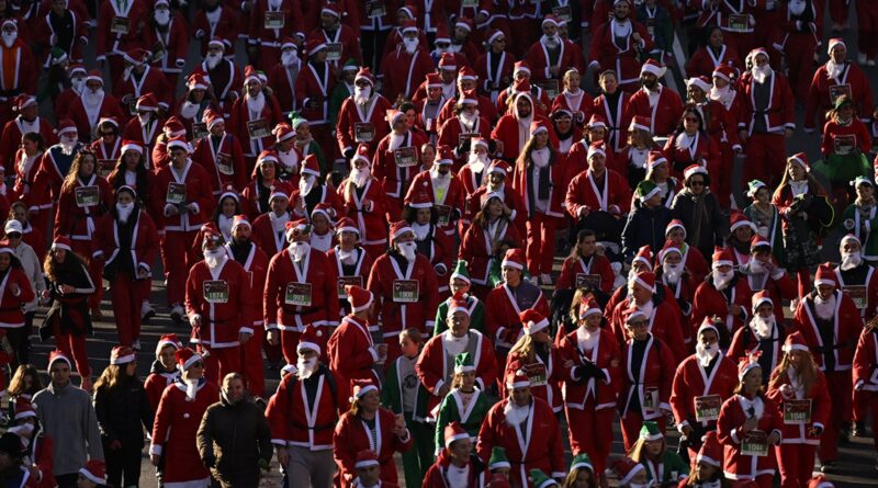 Spanish Santa Run in Madrid Sees Thousands of Clauses Race for Charity