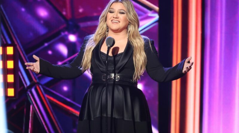Kelly Clarkson Reflects on Being ‘Young’ With Miley Cyrus Cover