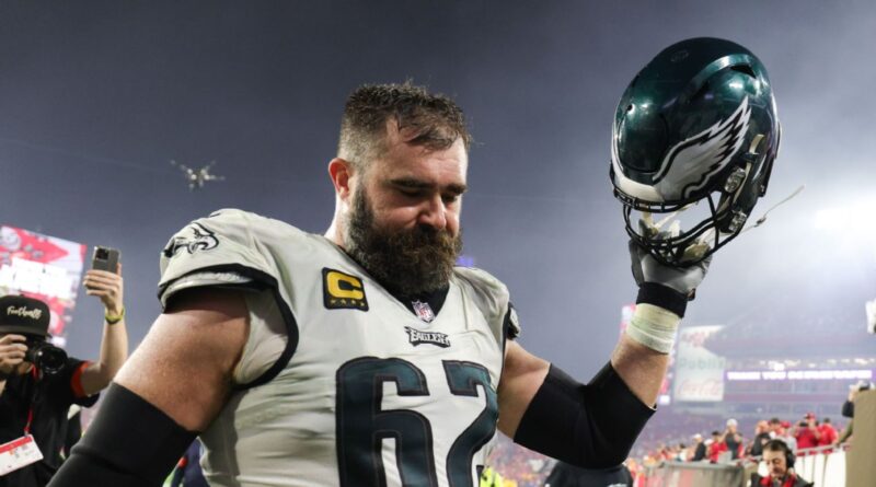 Sources: Kelce tells Eagles teammates he’ll retire