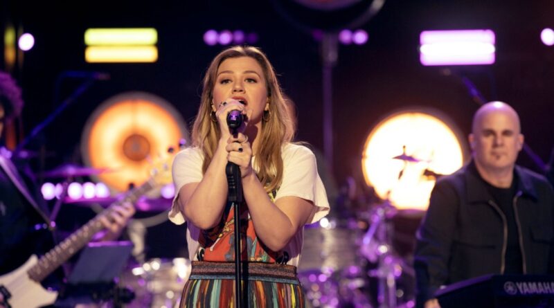 Kelly Clarkson Rocks Talking Heads Vintage-Inspired Band T-Shirt: Shop the Look