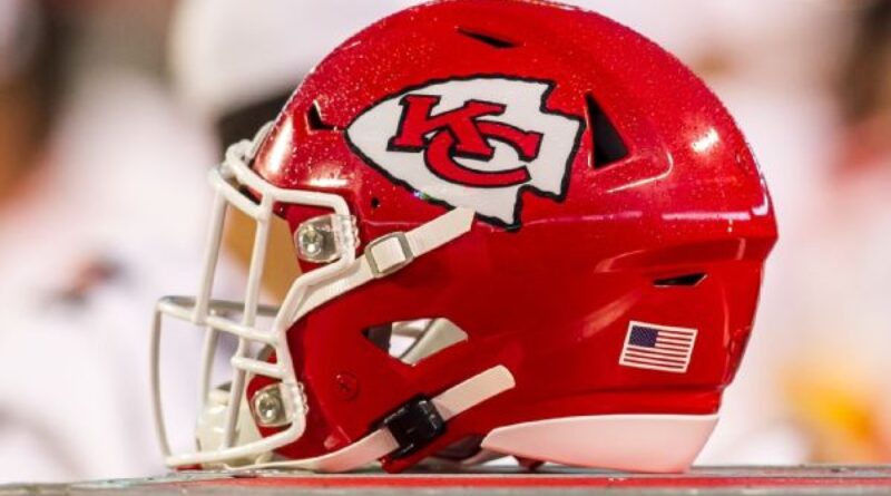 Chiefs OL calms boy with WWE belt after shooting