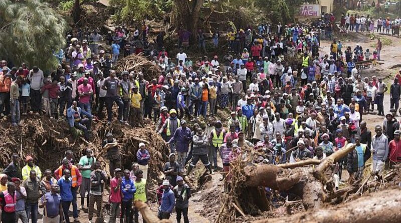 Kenyan government distributes food aid to people displaced by floods