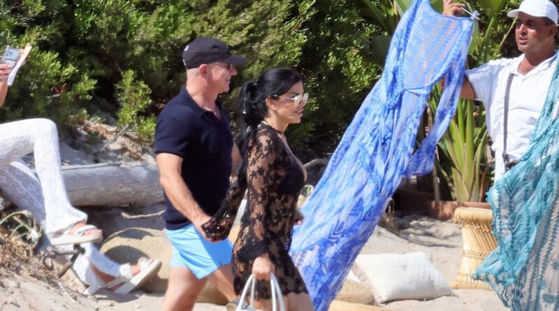 Jeff Bezos and Lauren Sanchez Hit Up by Sun Dress Merchant in Sardinia