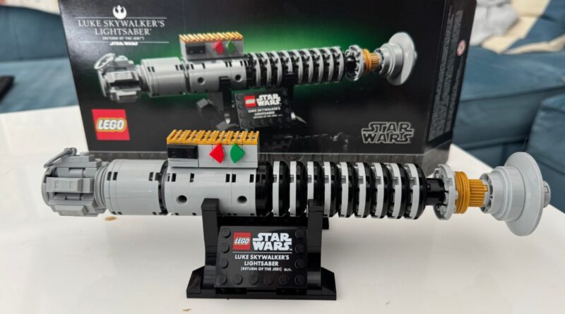 This Star Wars Lego Lightsaber Has a Kyber Crystal and I Love It