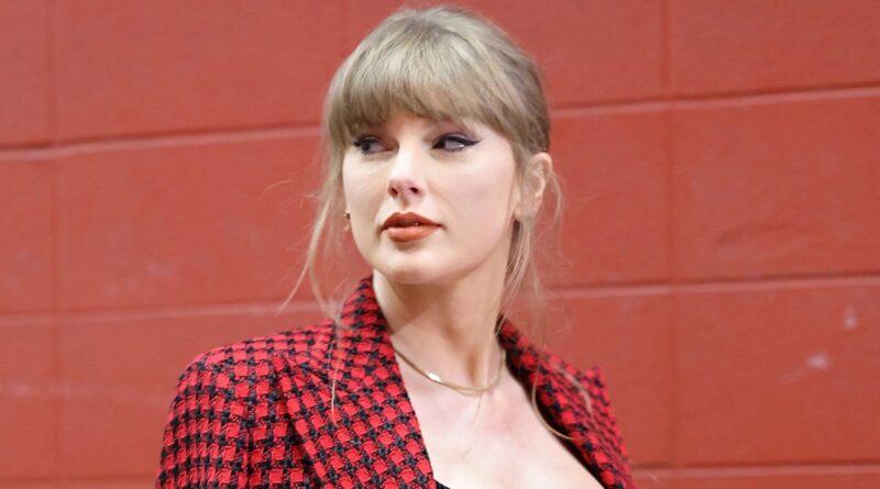 Taylor Swift Comes to Paparazzi’s Defense against Security at Chiefs Game