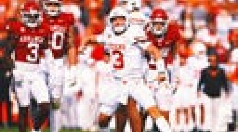 Quinn Ewers’ two touchdowns, defense lead No. 3 Texas past Arkansas, 20-10