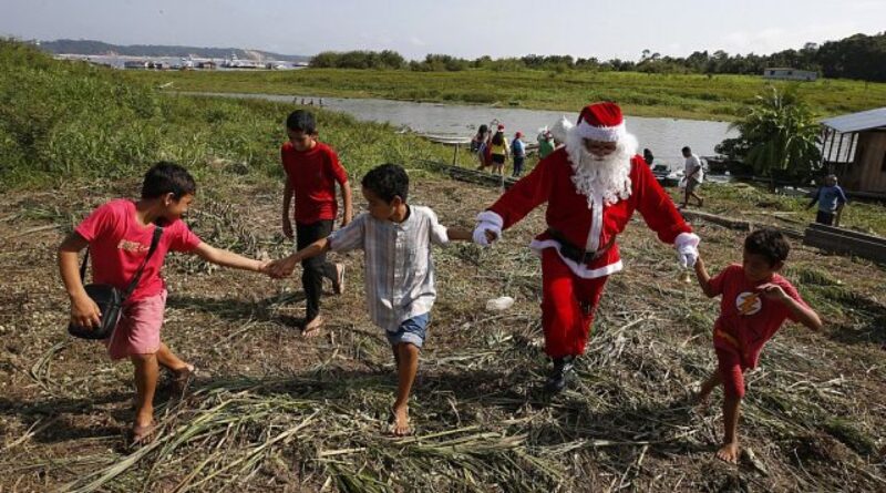 Father Christmas delivers gifts to Brazilian Amazon communities